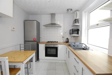 5 bed flat, Clifton Place, Greenbank, Plymouth, PL48HY - Image 1